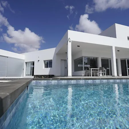 Villa Casa Achaman - Contemporary Style With Outstanding Views